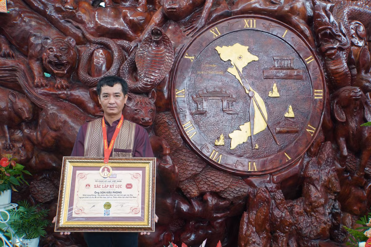 Năm 2024, Nhất Long Giang tiếp tục được Tổ chức Kỷ lục châu Á (ABR) xác lập "Tác phẩm điêu khắc hai mặt trên gốc cây dầu nguyên khối, chủ đề về văn hóa, lịch sử, thiên nhiên đạt giá trị kỷ lục độc bản châu Á". Ảnh: VietKings