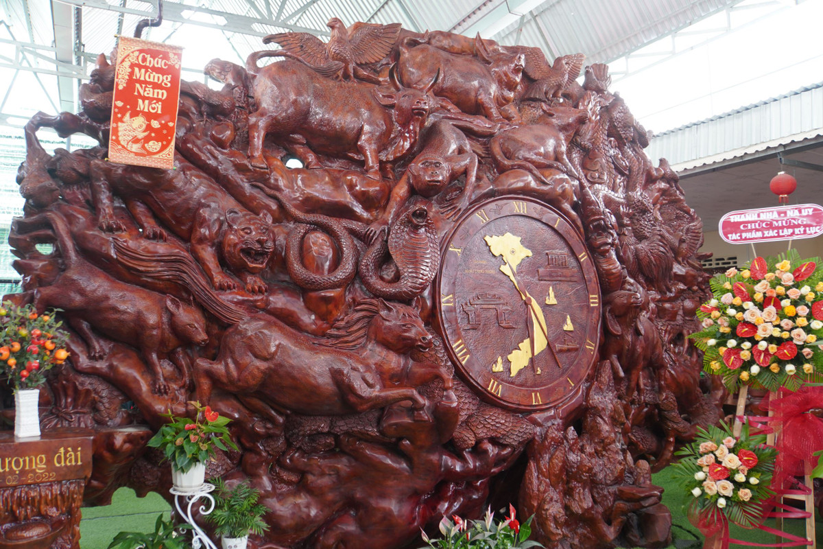 Theo ông Phong, gốc cây dầu có đường kính 2m, thuộc nhóm gỗ cực kỳ quý hiếm. Khi thấy xuất hiện tại một nhà vườn, ông Phong quyết tâm mua bằng được gốc cây dầu này bởi ông cho rằng loại gốc cây lớn, chất lượng tốt và còn giữ nguyên vẹn thuộc nhóm cực kỳ hiếm, khó khai thác. Ảnh: Kỷ lục