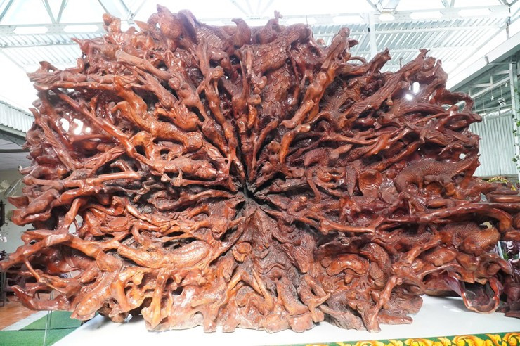 Mặt sau tác phẩm được chia thành 3 tầng, mô tả 70 loài động vật sống dưới nước, trên mặt đất và trên bầu trời. Ảnh: Người đưa tin