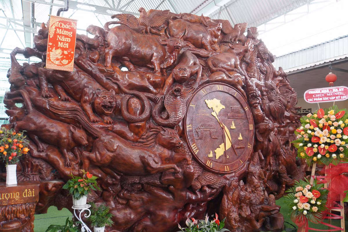 Theo ông Phong, gốc cây dầu có đường kính 2m, thuộc nhóm gỗ cực kỳ quý hiếm. Khi thấy xuất hiện tại một nhà vườn, ông Phong quyết tâm mua bằng được gốc cây dầu này bởi ông cho rằng loại gốc cây lớn, chất lượng tốt và còn giữ nguyên vẹn thuộc nhóm cực kỳ hiếm, khó khai thác. Ảnh: Kỷ lục