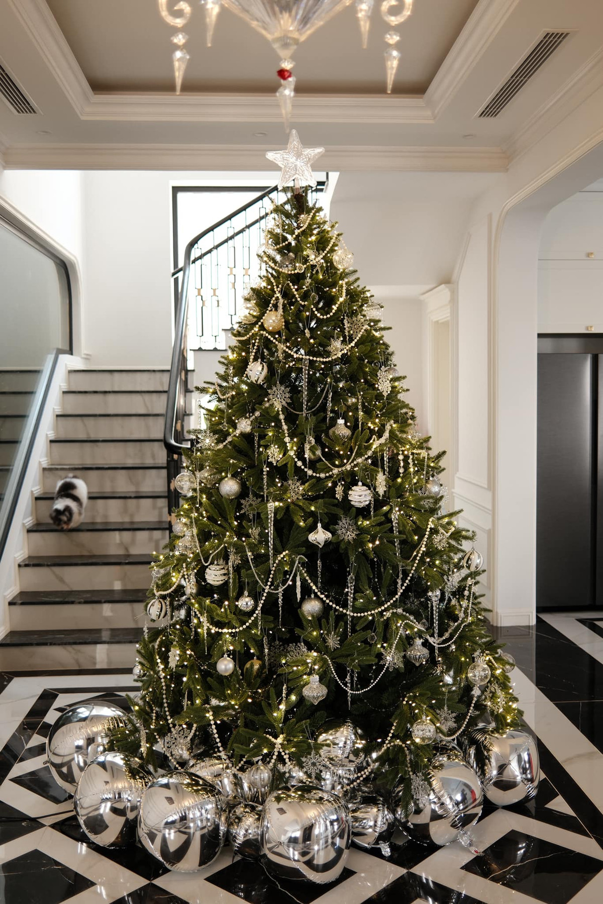 Cây thông Noel lộng lẫy tại phòng khách được trang hoàng cầu kỳ, sử dụng tông màu bạc chủ đạo, kết hợp chuỗi ngọc trai và đèn nhấp nháy. Ảnh: FB Nguyen Tran Huyen My