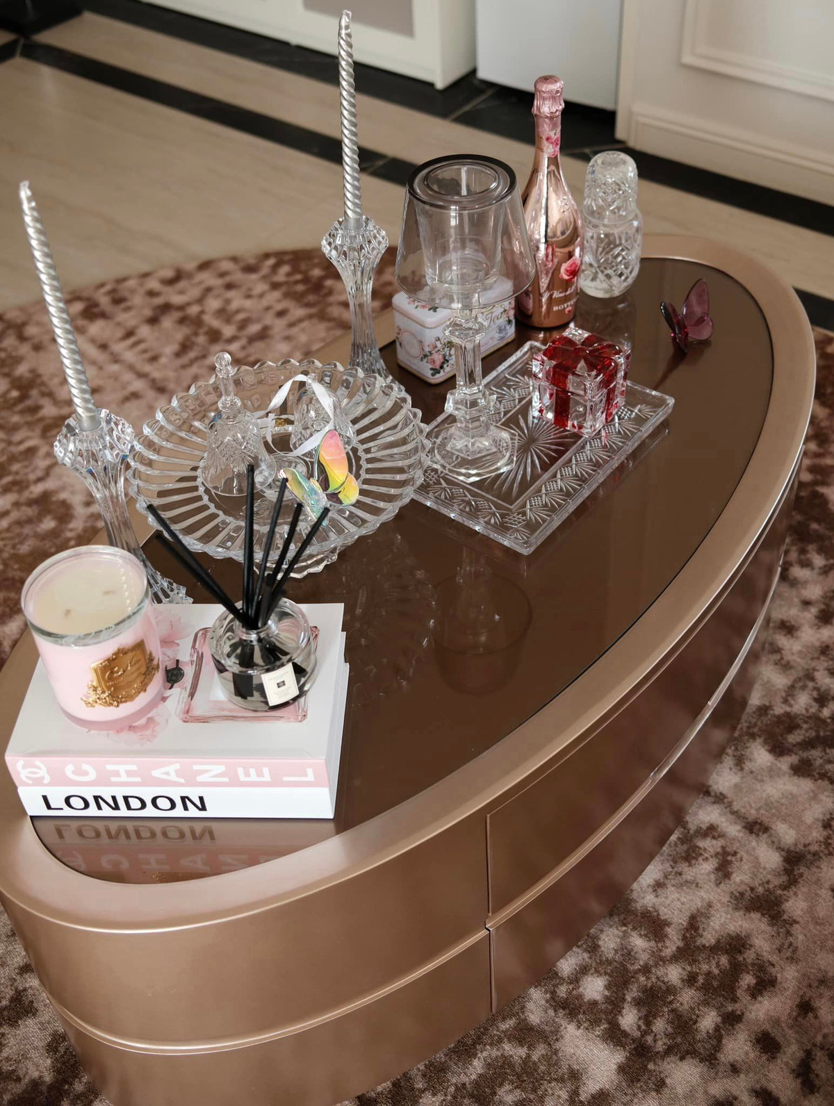 Những món đồ độc đáo làm tăng vẻ sang trọng cho căn hộ của Á hậu Huyền My. Ảnh: FB Nguyen Tran Huyen My