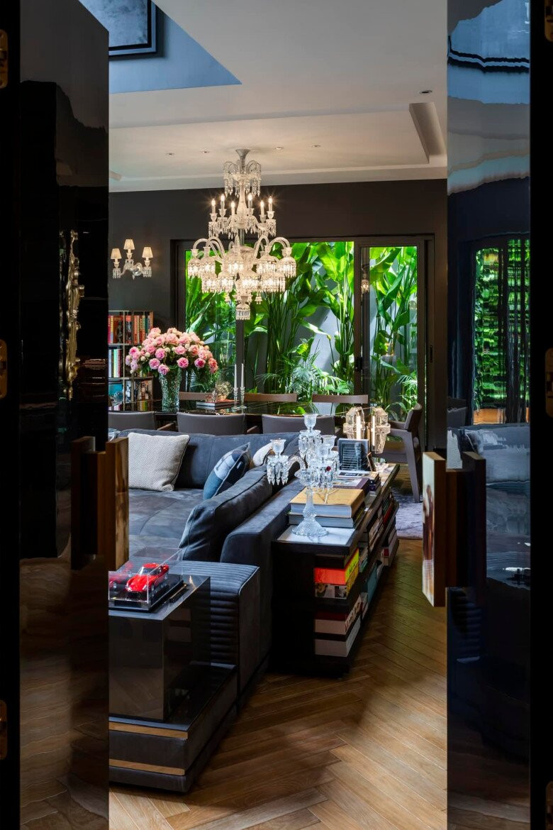 Đèn chùm pha lê treo giữa trung tâm, tỏa khắp gian phòng. Ảnh: FBNV