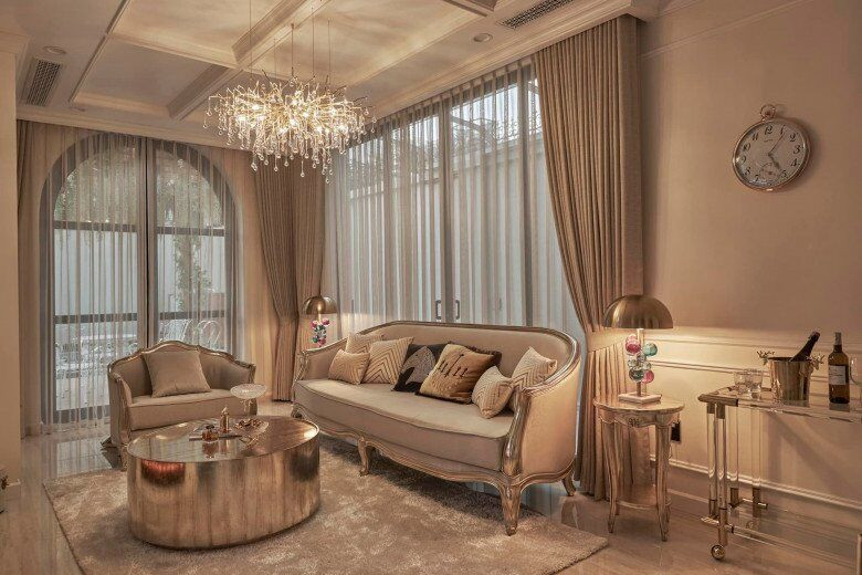 Pha lê và thủy tinh nghệ thuật từ lâu đã trở thành biểu tượng của sự sang trọng và tinh tế. Trước Huyền My, ca sĩ Lệ Quyên cũng phủ đầy pha lê trong căn biệt thự 600m2 tại TP HCM. Ảnh: FBNV