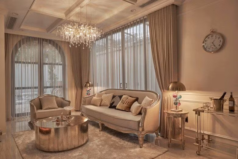 Pha lê và thủy tinh nghệ thuật từ lâu đã trở thành biểu tượng của sự sang trọng và tinh tế. Trước Huyền My, ca sĩ Lệ Quyên cũng phủ đầy pha lê trong căn biệt thự 600m2 tại TP HCM. Ảnh: FBNV