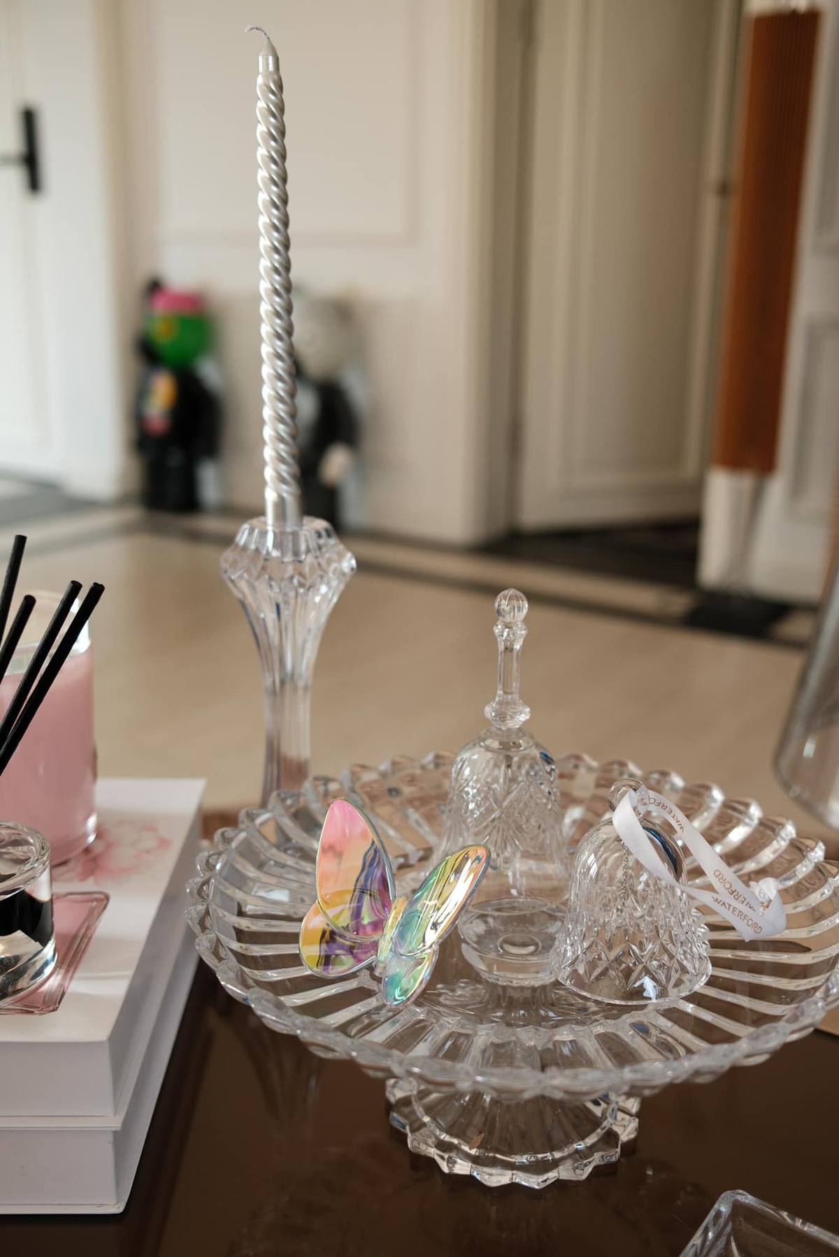 Đĩa trang trí kèm cánh bướm cầu vồng và những chiếc chuông nhỏ xinh nhẹ nhàng mà sang chảnh. Ảnh: FB Nguyen Tran Huyen My