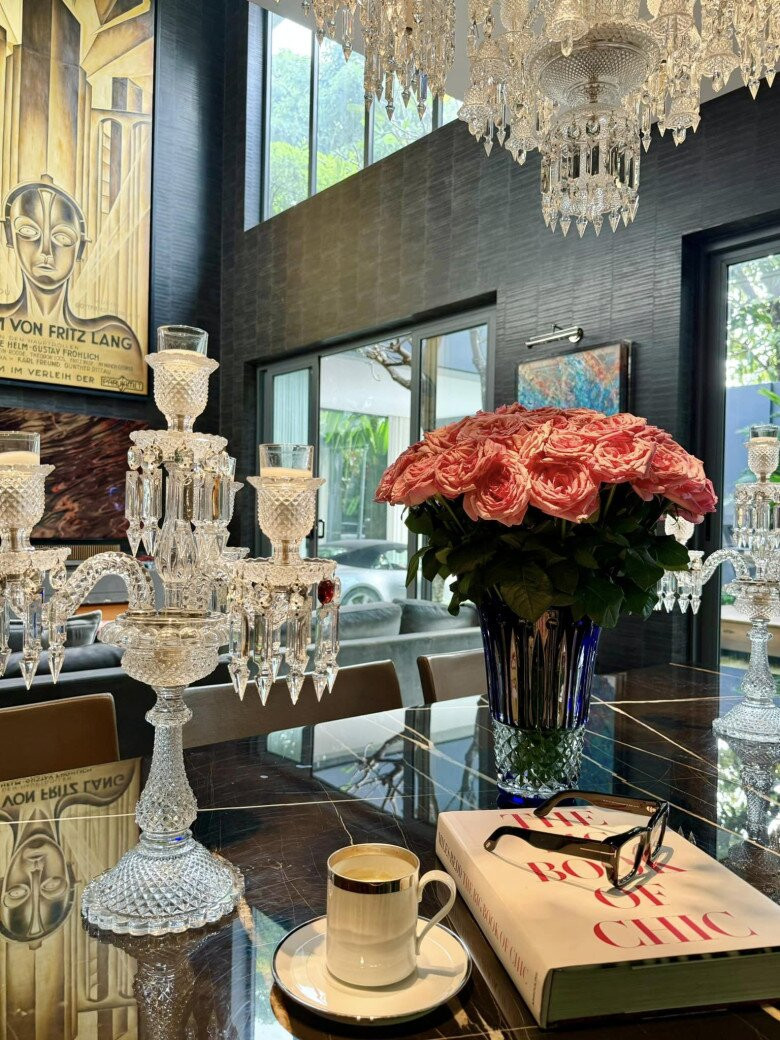 Những món đồ pha lê được thiết kế tỉ mỉ, phản chiếu ánh lung linh. Ảnh: FBNV