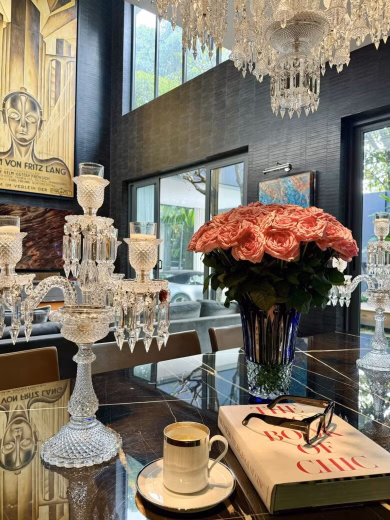 Những món đồ pha lê được thiết kế tỉ mỉ, phản chiếu ánh lung linh. Ảnh: FBNV