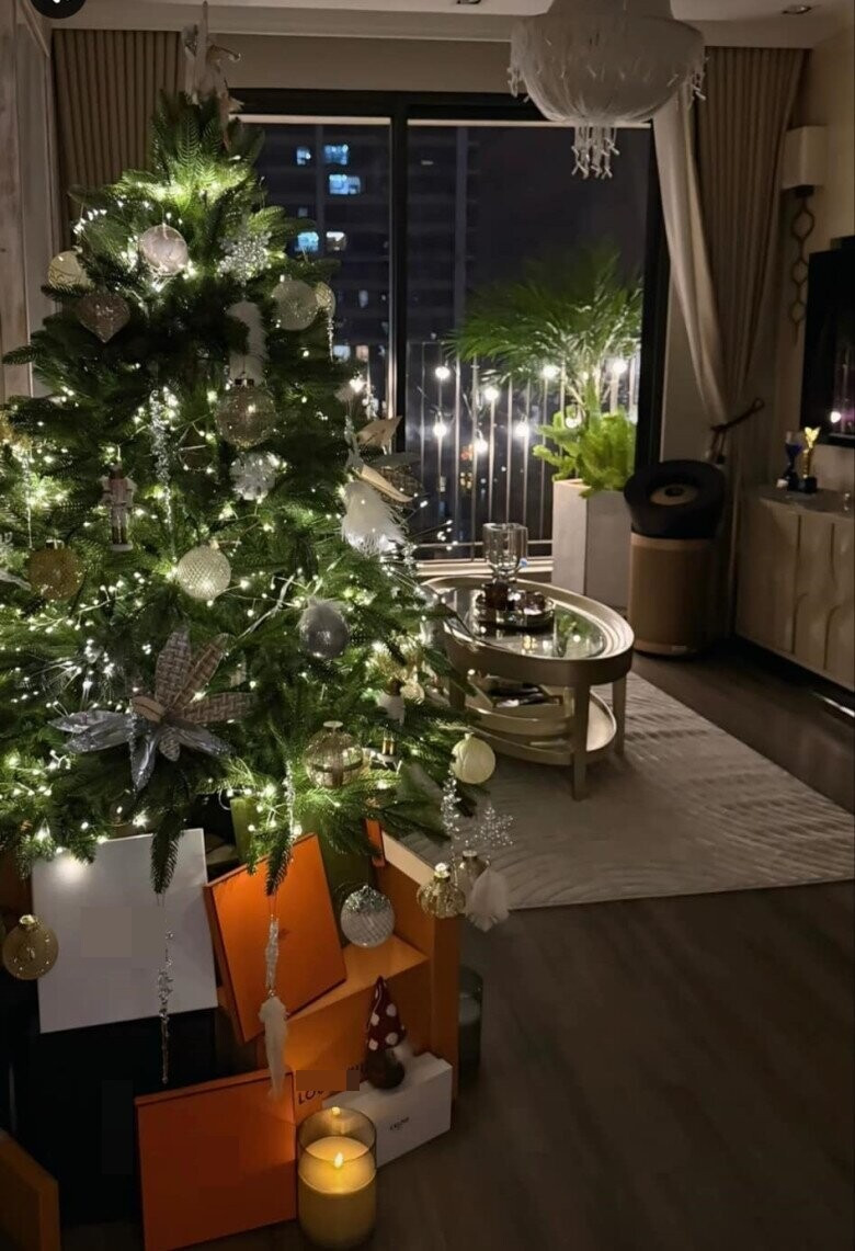Cây thông Noel nổi bật với sắc trắng, bạc và ánh sáng dịu nhẹ. Buổi tối, căn hộ khoác lên mình vẻ đẹp lung linh của ánh đèn. Ảnh: chụp màn hình