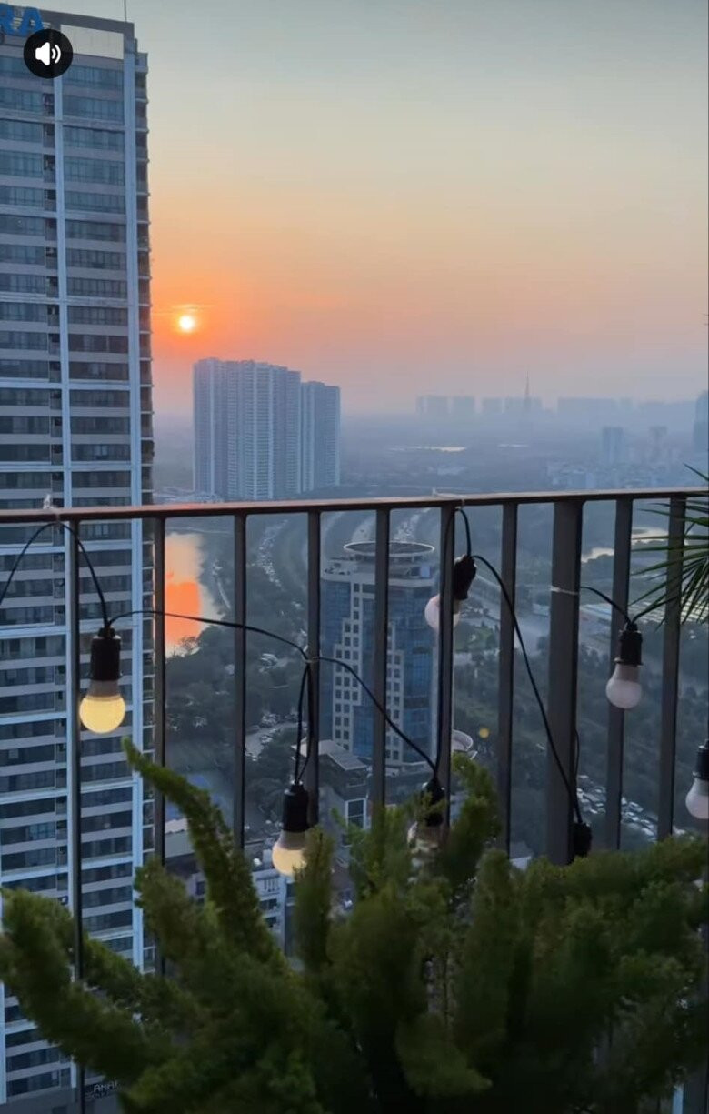 Từ ban công có thể ngắm hoàng hôn và các tòa nhà cao tầng phía xa. Ảnh: chụp màn hình