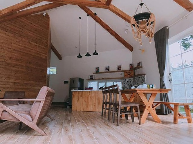Nội thất bên trong nhà chủ yếu là gỗ. Ảnh: FB Đỗ Duy Nam