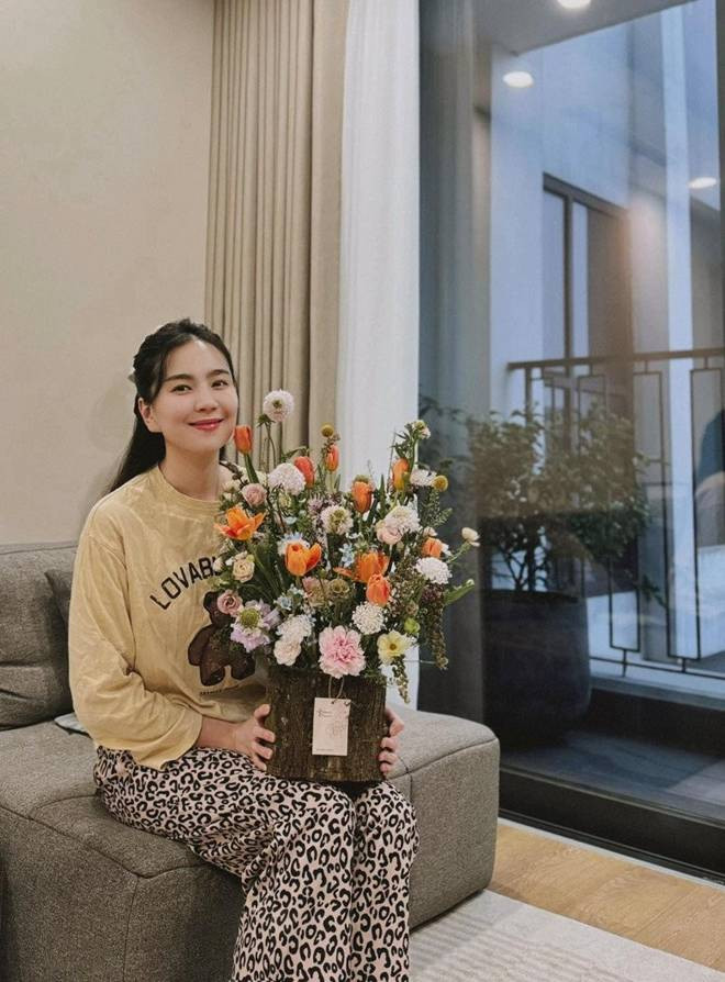 Phòng khách được trang trí theo phong cách tối giản với tông trắng - đen chủ đạo. Ảnh: FB Mai Ngoc