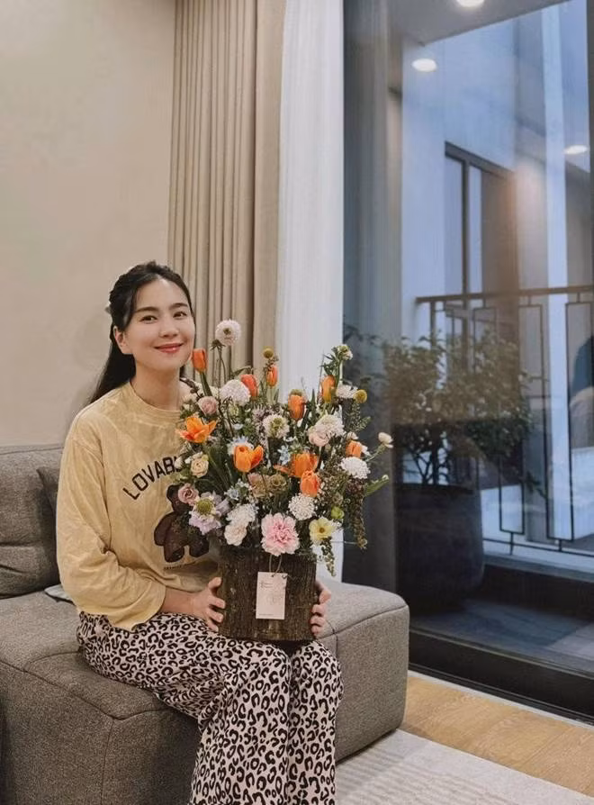 Phòng khách được trang trí theo phong cách tối giản với tông trắng - đen chủ đạo. Ảnh: FB Mai Ngoc