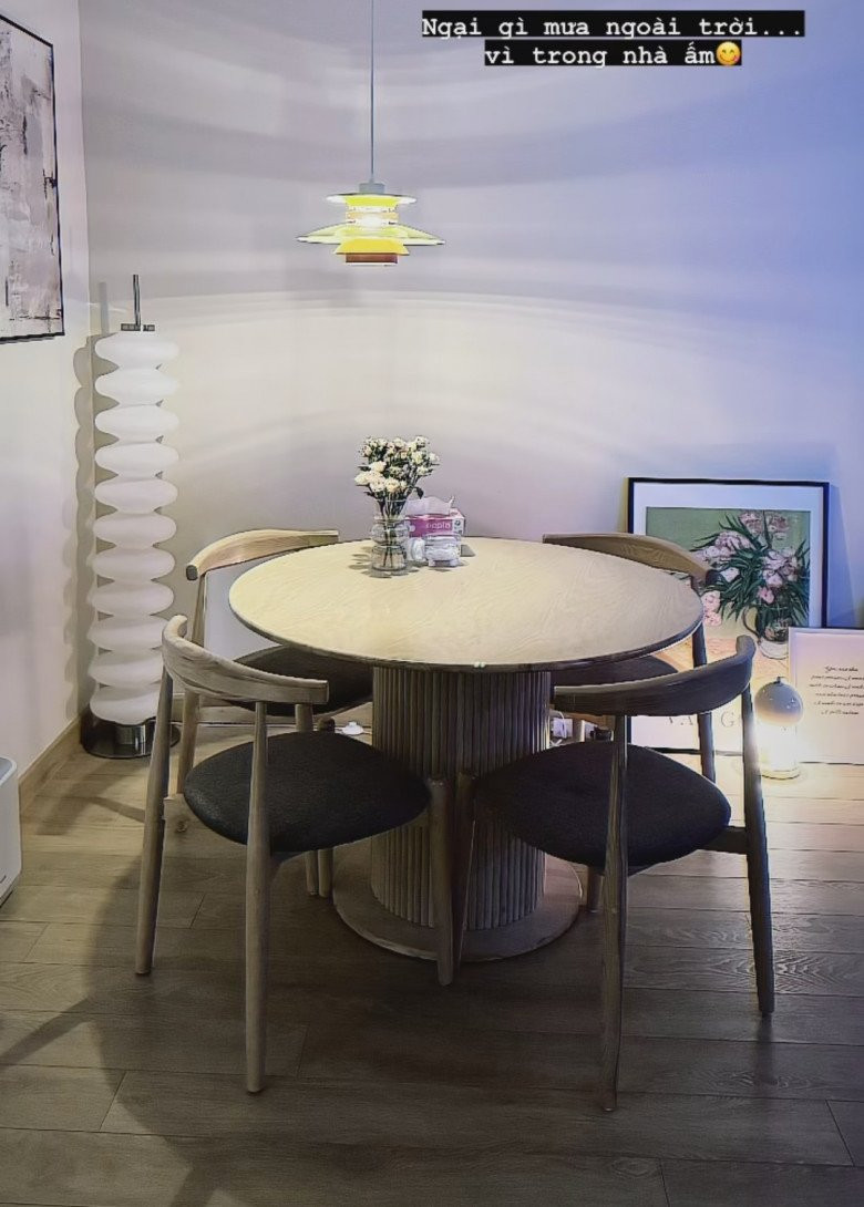 Bàn ăn tròn nhỏ nhắn nhưng ấm cúng là nơi MC Mai Ngọc quây quần cùng người thân, bạn bè. Ảnh: FB Mai Ngoc