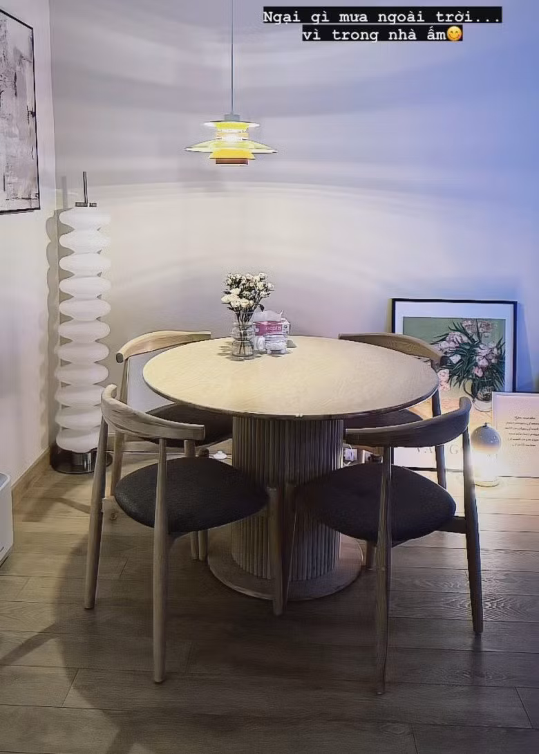 Bàn ăn tròn nhỏ nhắn nhưng ấm cúng là nơi MC Mai Ngọc quây quần cùng người thân, bạn bè. Ảnh: FB Mai Ngoc