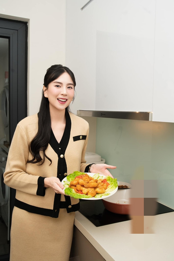 Khu bếp nhỏ gọn, sử dụng tông trắng chủ đạo. Ảnh: FB Mai Ngoc