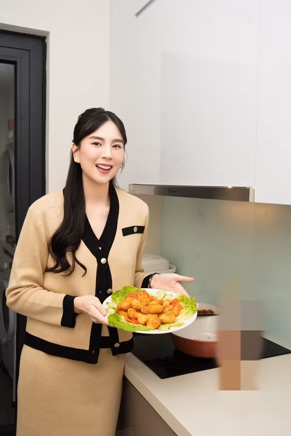 Khu bếp nhỏ gọn, sử dụng tông trắng chủ đạo. Ảnh: FB Mai Ngoc