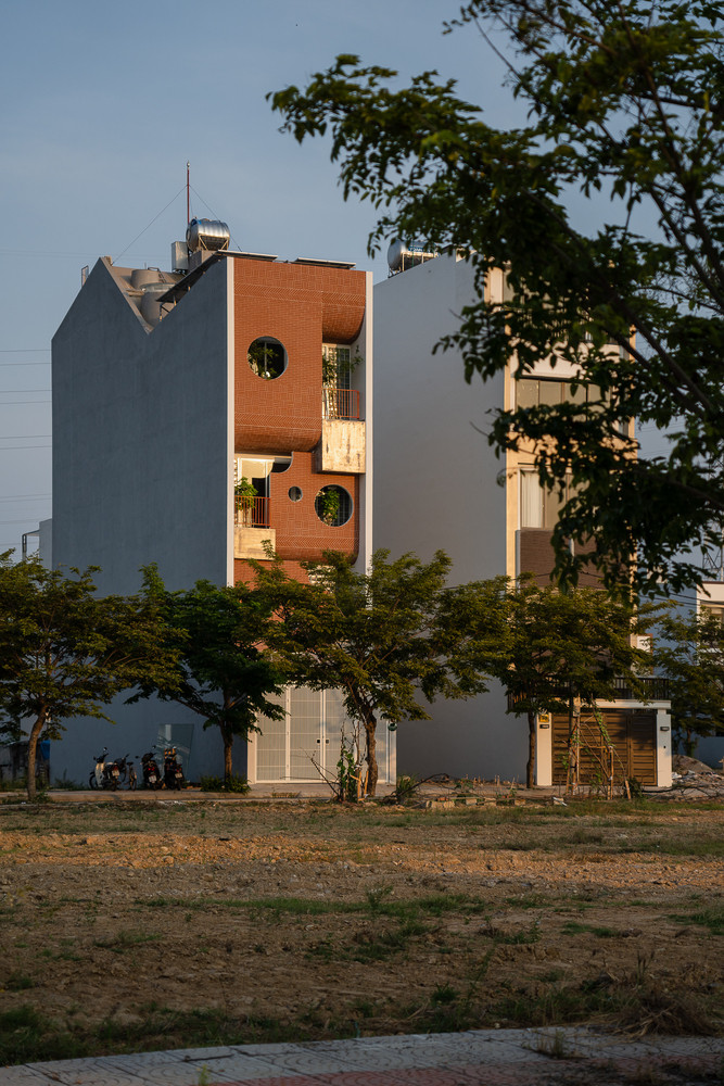 Nằm trên đảo VIP Hòa Xuân (thành phố Đà Nẵng), ngôi nhà được thiết kế dành cho cặp vợ chồng đã nghỉ hưu, 2 con đang tuổi vị thành niên và bà ngoại. Ảnh: Quang Tran