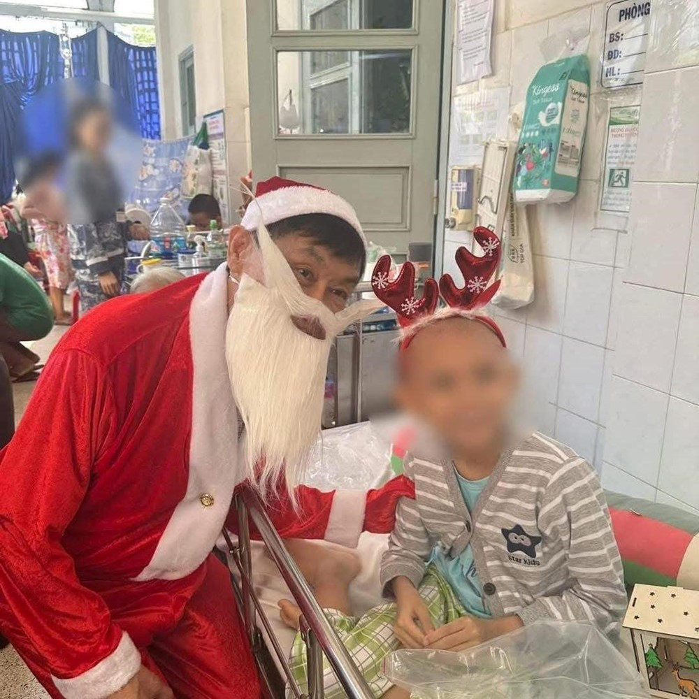 Theo video, hình ảnh được chia sẻ trên mạng xã hội, ông "vua hàng hiệu" tặng các gia đình bệnh nhân phong bao lì xì trị giá 5 triệu đồng. Tổng số tiền được trao tặng lên đến hơn 1 tỷ đồng. Ảnh: Nguoiquansat