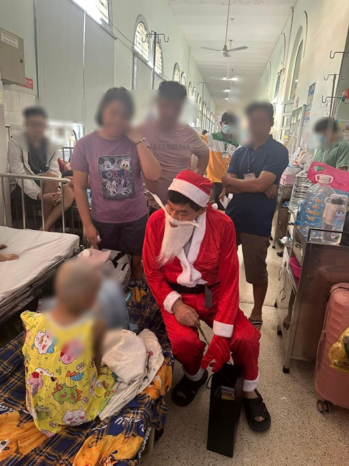 Sáng 23/12 mới đây, tỷ phú Johnathan Hạnh Nguyễn hóa ông già Noel xuất hiện tại Khoa Ung bướu của Bệnh viện Nhi đồng 2 TP HCM. Ảnh: Người đưa tin