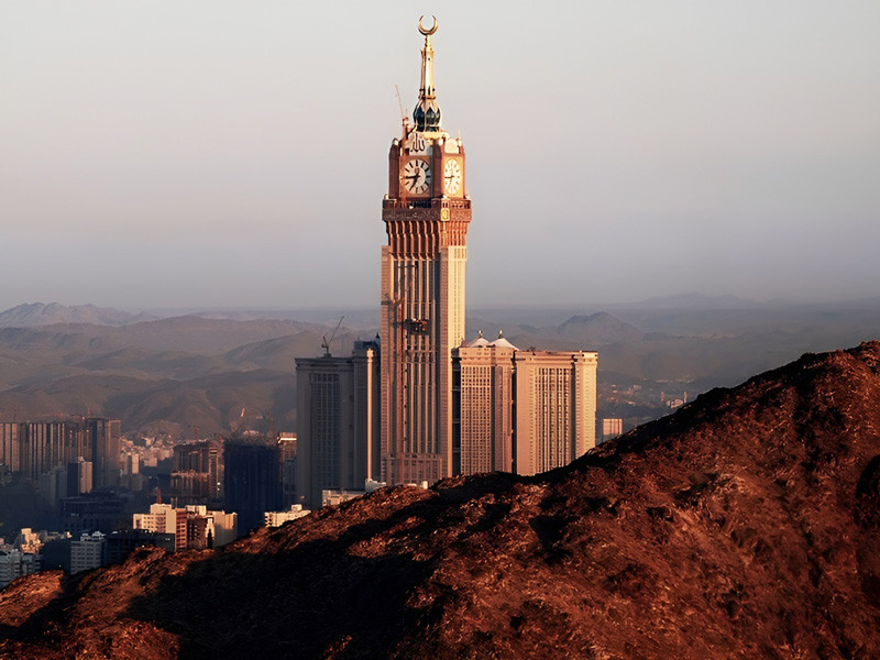 Tháp đồng hồ Abraj Al Bait tại Ả rập Xê út được hoàn thành vào năm 2012 và có tổng chiều cao 601 mét, gồm 120 tầng và được chia thành các phân khu khác nhau. Ảnh: Archdaily