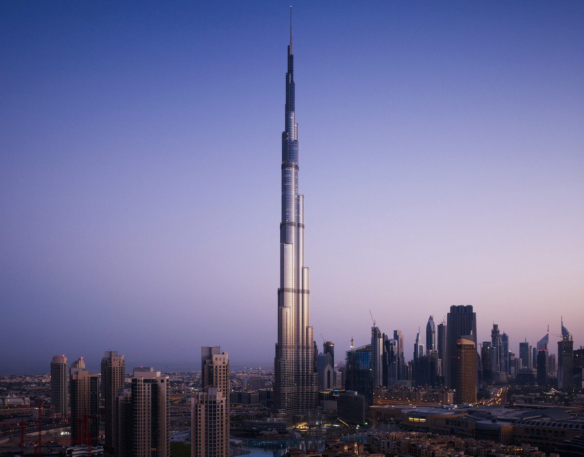 Theo thống kê của Hội đồng Nhà cao tầng và Môi trường sống đô thị (CTBUH), Burj Khalifa (828 m) tại Dubai là tòa nhà cao nhất thế giới hiện nay. Tòa tháp 162 tầng có sự kết hợp văn hóa địa phương với công nghệ tiên tiến để đạt hiệu suất cao trong điều kiện khí hậu sa mạc khắc nghiệt. Ảnh: Archdaily