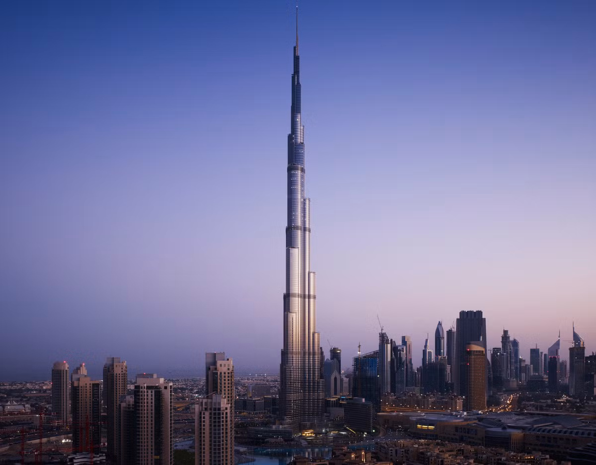 Theo thống kê của Hội đồng Nhà cao tầng và Môi trường sống đô thị (CTBUH), Burj Khalifa (828 m) tại Dubai là tòa nhà cao nhất thế giới hiện nay. Tòa tháp 162 tầng có sự kết hợp văn hóa địa phương với công nghệ tiên tiến để đạt hiệu suất cao trong điều kiện khí hậu sa mạc khắc nghiệt. Ảnh: Archdaily