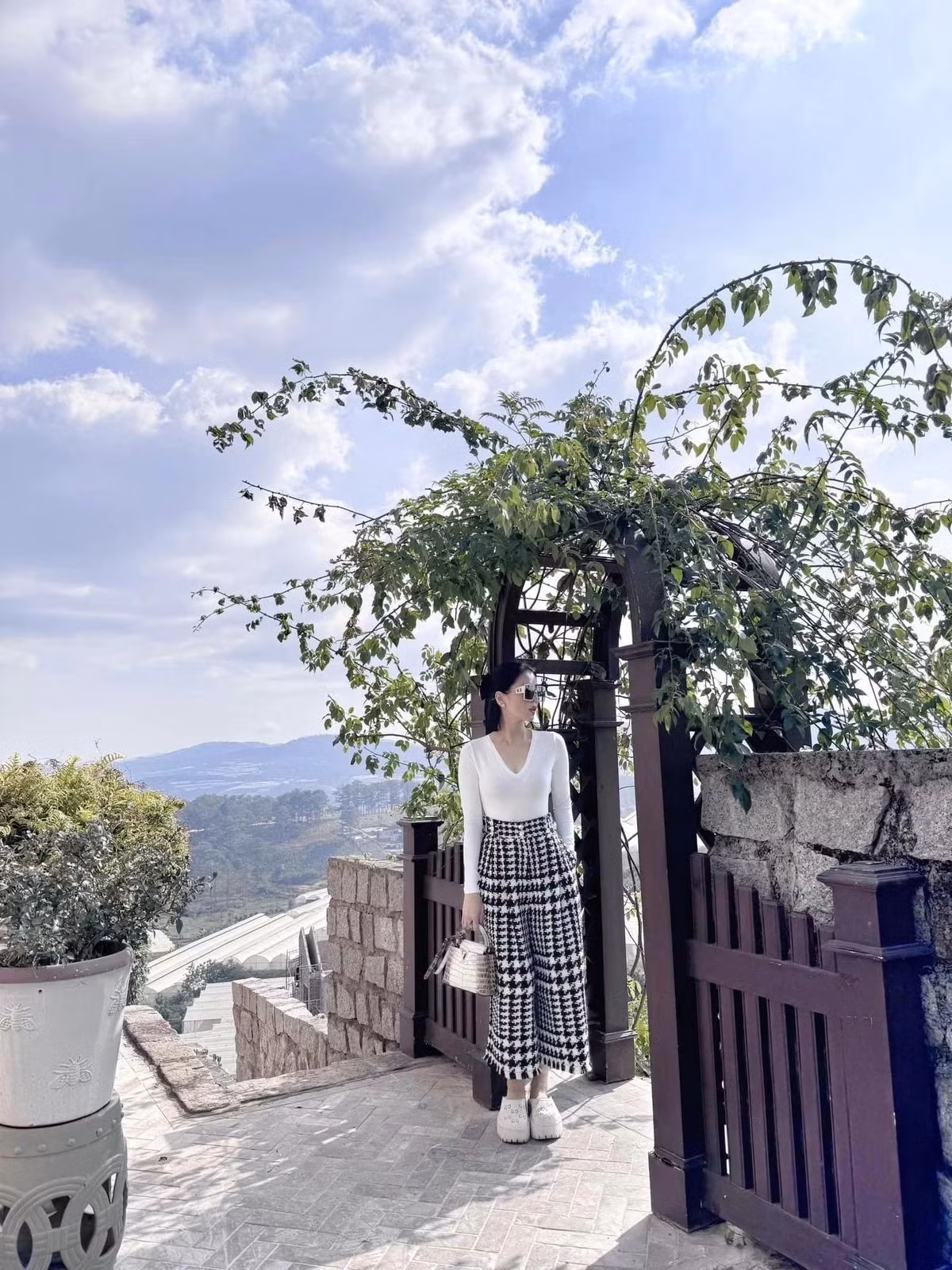 Cách đây không lâu, Lệ Quyên còn tậu căn biệt thự trên đồi có view thoáng mát, rộng rãi. Ảnh: FB Lệ Quyên