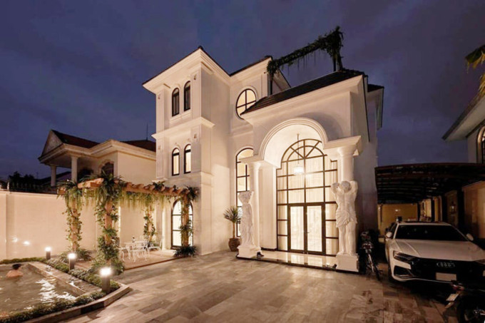 Nữ ca sĩ hiện sống trong căn biệt thự đồ sộ mang phong cách Hy Lạp với gam màu trắng nổi bật tại TP HCM. Ảnh: Facebook