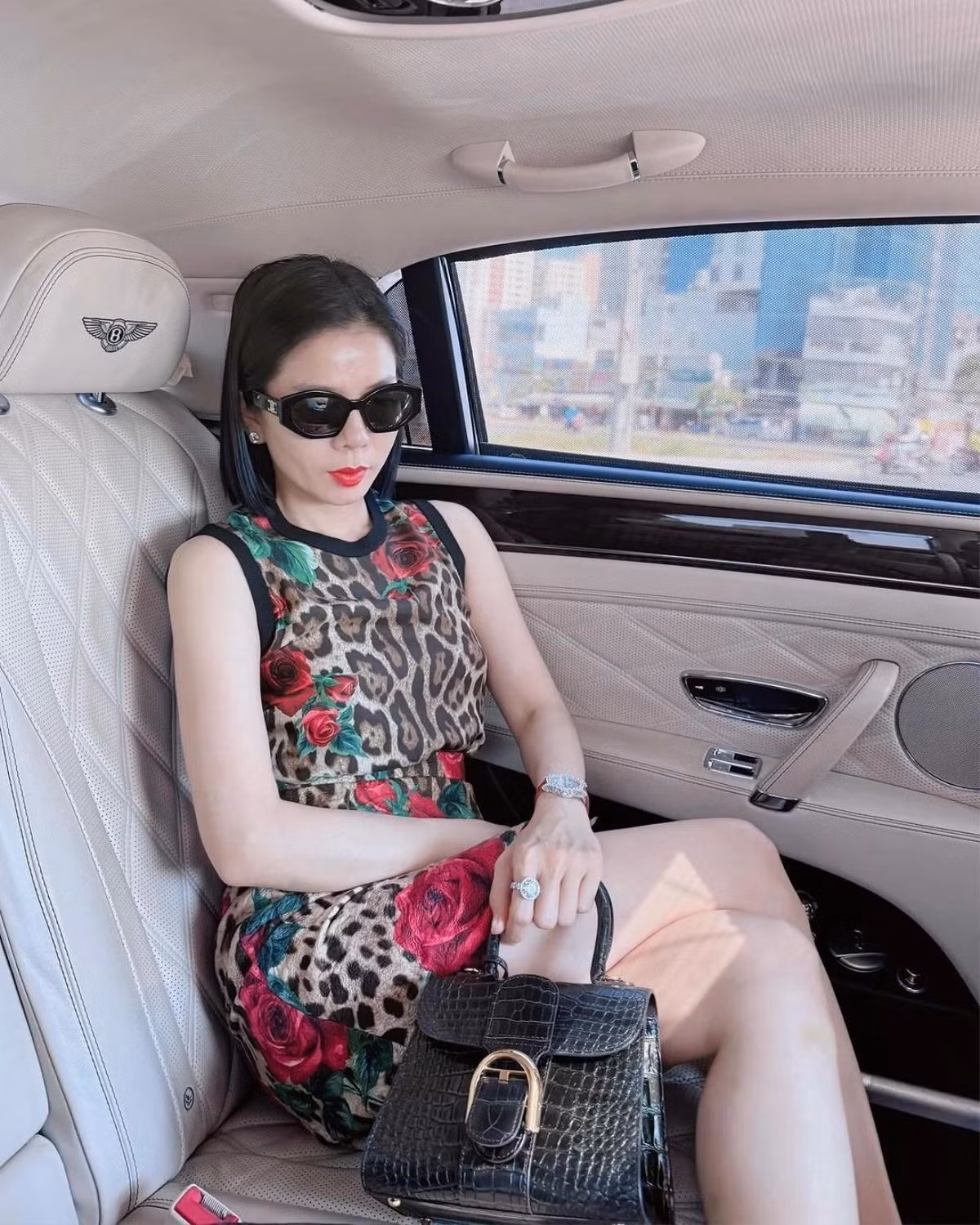 Nữ ca sĩ thường xuyên sử dụng xế hộp 20 tỷ với biển số "tứ quý" để di chuyển. Ảnh: Instagram lequyensinger