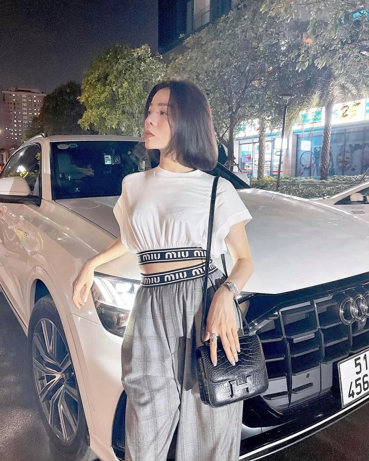 Năm 2020, Lệ Quyên là người đầu tiên tại Việt Nam sở hữu mẫu xế hộp này với mức giá 5 tỷ đồng. Ảnh: Instagram lequyensinger