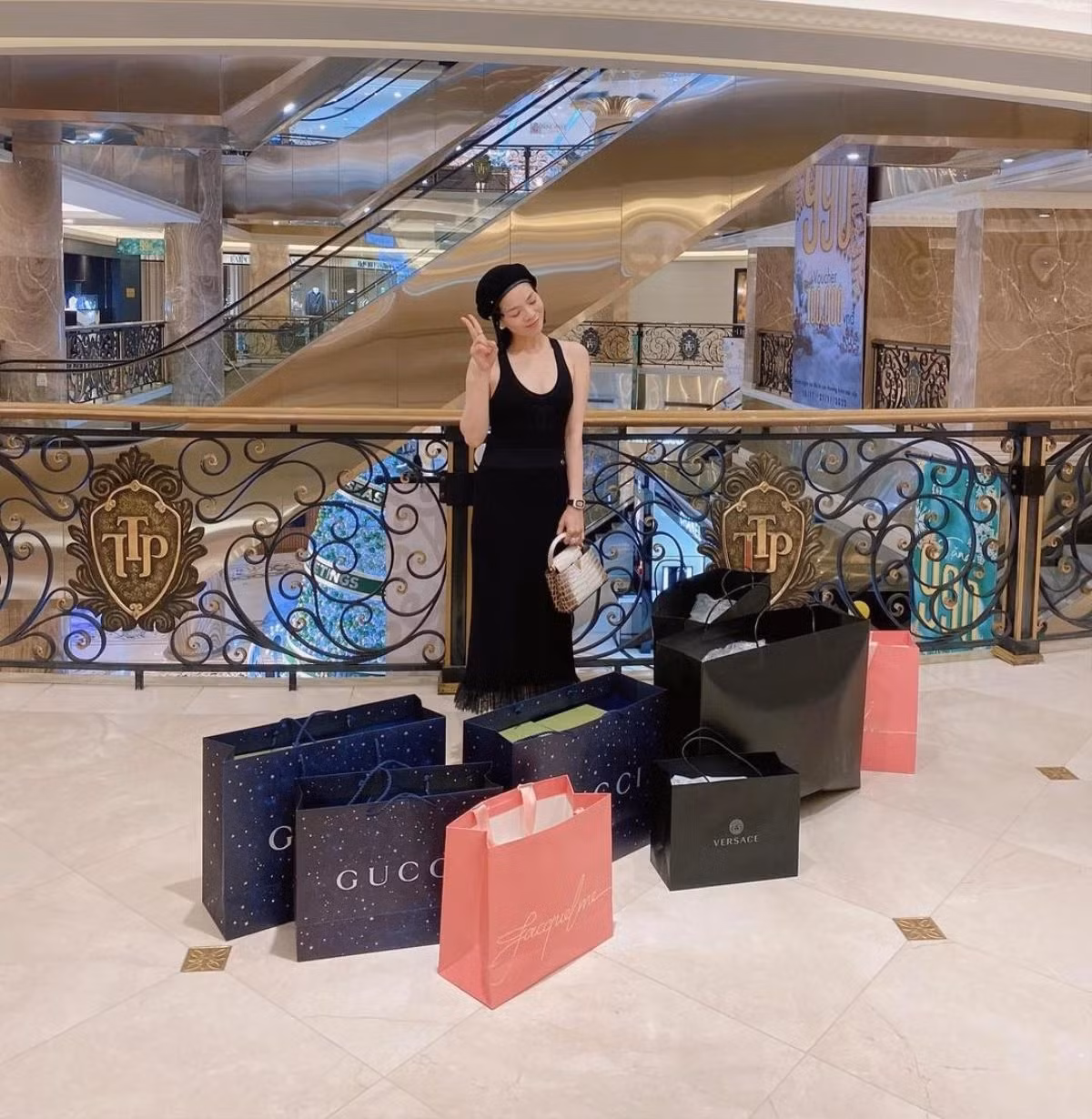 Lệ Quyên còn có niềm đam mê đặc biệt với đồ hiệu, đến từ những nhà mốt sang trọng, đình đám. Ảnh: Instagram lequyensinger