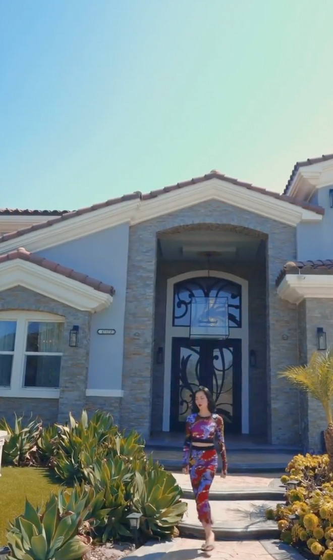 Ngoài ra, Lệ Quyên còn sở hữu một căn biệt thự bề thế tại Mỹ để tiện cho việc lưu diễn. Ảnh: FB Lệ Quyên