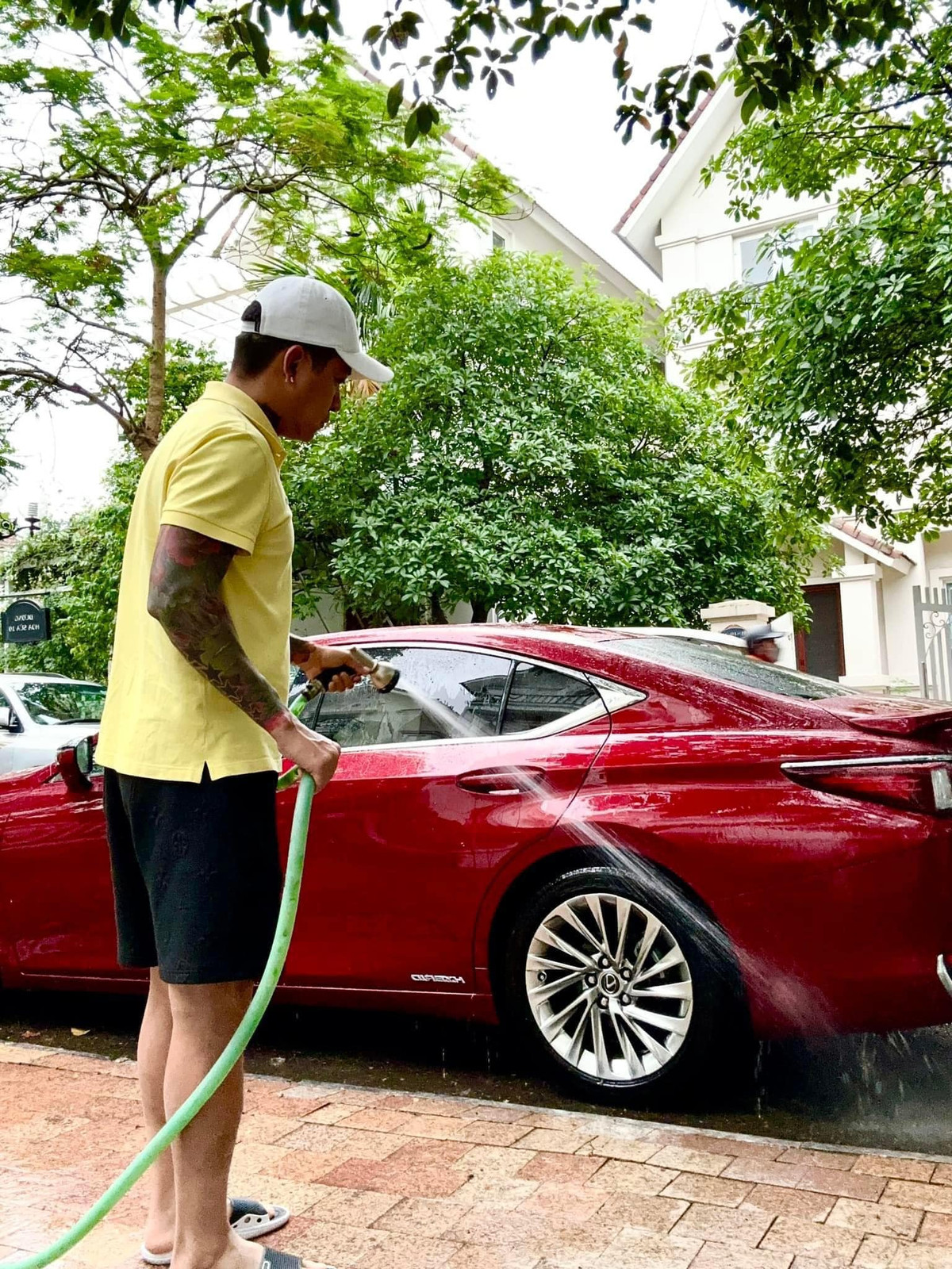 Bên cạnh bất động sản, "anh tài" Tuấn Hưng còn nổi tiếng là người sở hữu nhiều xe sang. Ảnh: FBNV