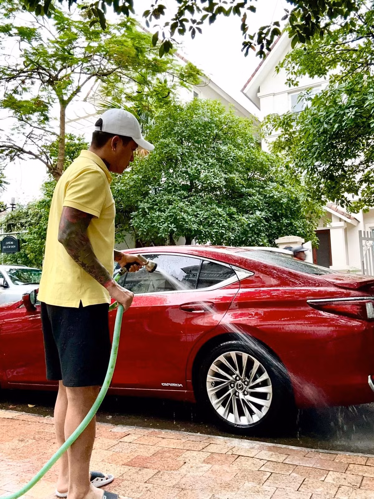 Bên cạnh bất động sản, "anh tài" Tuấn Hưng còn nổi tiếng là người sở hữu nhiều xe sang. Ảnh: FBNV