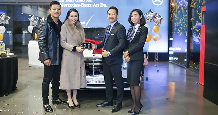 Năm 2019, Tuấn Hưng xuất hiện cùng vợ trong lễ bàn giao chiếc Mercedes-Benz S450L Luxury màu trắng ngọc trai, giá lăn bánh hơn 5 tỷ đồng. Ảnh: Mercedesvinh