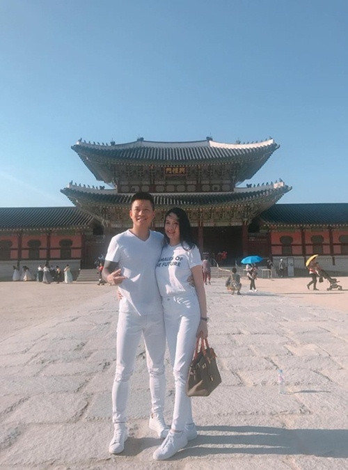 Vợ chồng Tuấn Hưng cũng khiến khán giả ngưỡng mộ khi thường xuyên đi du lịch nhiều nơi khác nhau như Australia, Nepal...Ảnh: FBNV