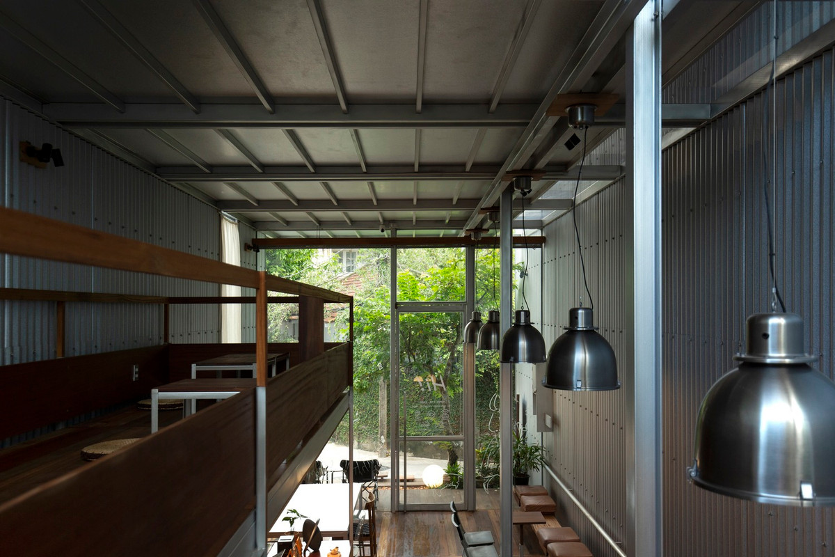 Tôn được coi là vật liệu lợp mái và chỉ được sử dụng để lợp các công trình công nghiệp. Ảnh: Ton That Hoang Anh