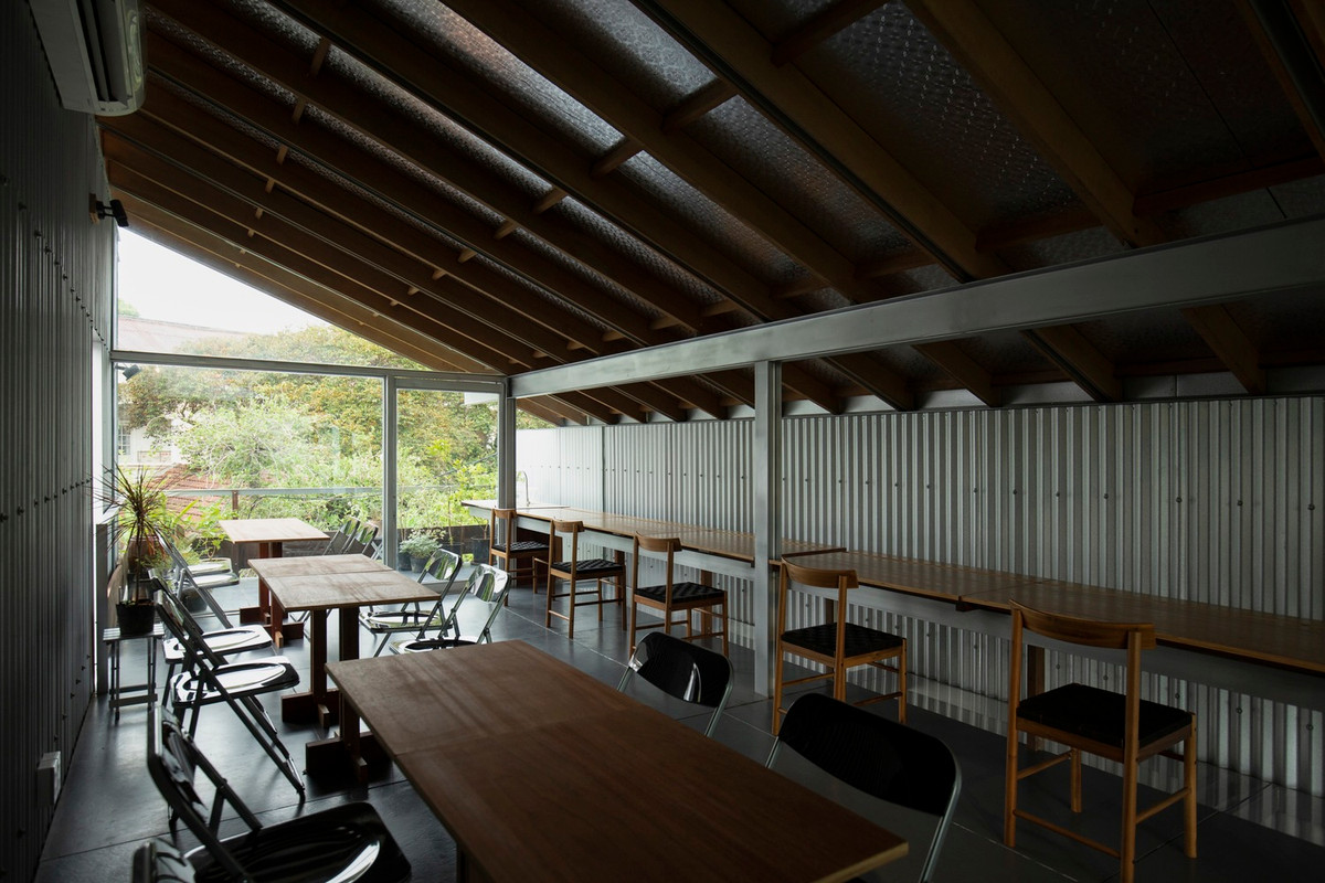 Cấu trúc hai tầng, một gác lửng cho phép sử dụng nhiều diện tích và chỗ ngồi hơn nhưng vẫn tạo ra trải nghiệm thú vị trong không gian. Phía trên khối dịch vụ là không gian cà phê thấp dành cho những khách hàng cần sự gần gũi, ấm cúng và riêng tư. Ảnh: Ton That Hoang Anh