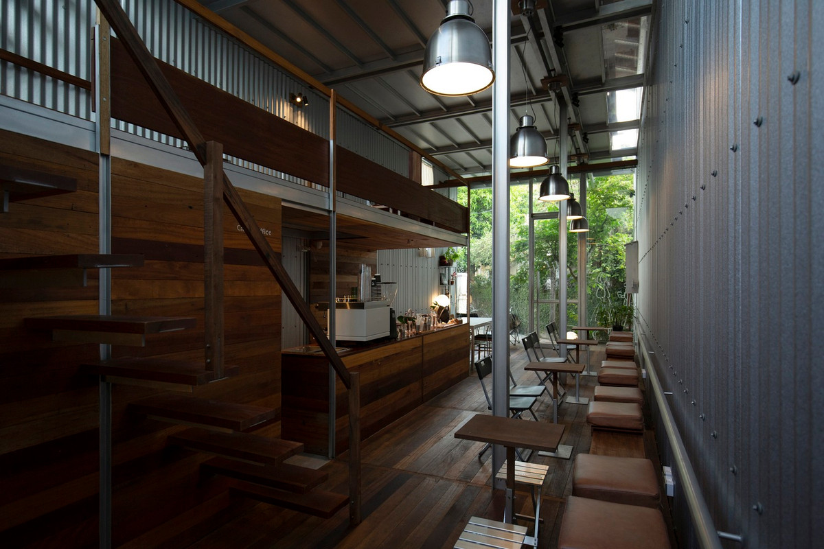 Hàng rào cũ đã bị phá bỏ để ranh giới giữa bên trong và bên ngoài gần như biến mất, thay vào đó là một chiếc ghế dài chiếm toàn bộ chiều rộng của mặt tiền, tạo ra ranh giới mềm mại kết nối và thu hút mọi người vào không gian. Ảnh: Ton That Hoang Anh