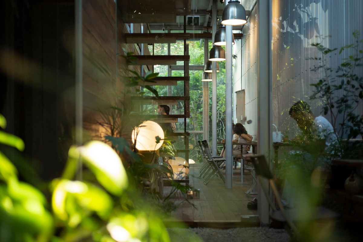 Mặc dù kính được sử dụng nhiều nhưng quán không bị ánh sáng mặt trời chiếu vào bởi xung quanh là nhà cửa và cây xanh. Ảnh: Ton That Hoang Anh