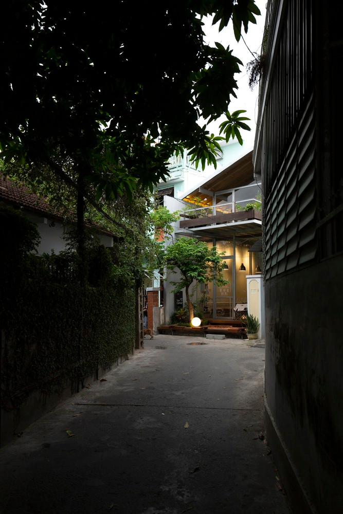 Tọa lạc trong một con hẻm nhỏ giữa lòng thành phố Huế, Ton Corner - một quán cà phê thiết kế mở và năng động, được lấy cảm hứng từ cuộc sống giản dị của những góc phố nhỏ. Ảnh: Ton That Hoang Anh
