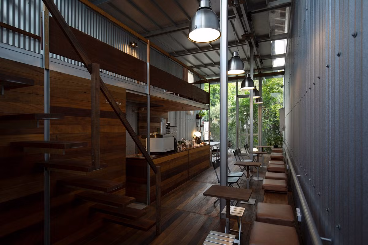 Ở vùng khí hậu ẩm ướt, mưa nhiều như Huế, người dân sử dụng tôn để lợp tường ngoài nhà nhằm chống thấm nước. Ảnh: Ton That Hoang Anh