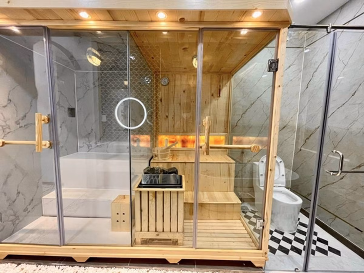 Trong nhà còn có hai phòng xông hơi khô và ướt. Ảnh: Ngoisao
