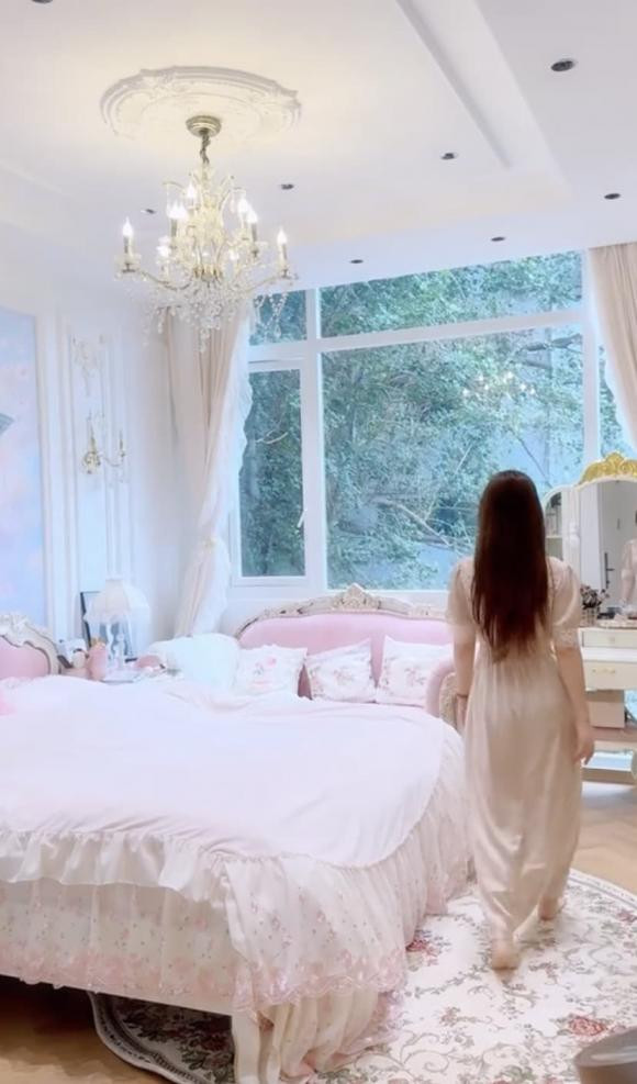 Ấn tượng nhất là phòng ngủ với gam màu hồng ngọt ngào. Ảnh: chụp màn hình
