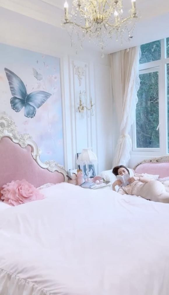 Căn phòng được thiết kế tỉ mỉ cùng cách phối màu đậm phong cách Châu Âu cổ điển. Ảnh: Instagram