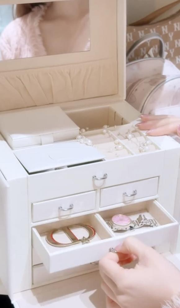 Túi xách, giày dép cho đến phụ kiện đều được sắp xếp gọn gàng trong tủ trưng bày riêng biệt. Ảnh: Instagram