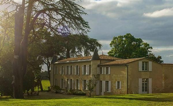 Khuôn viên nơi đây ngập tràn cây cối, không khí trong lành. Ảnh: Weibo