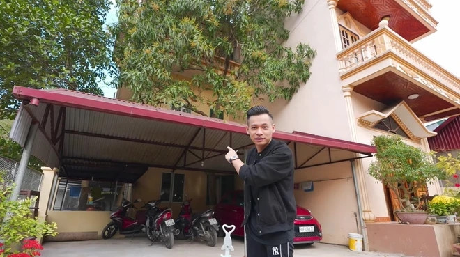 Ngoài ra, Độ Mixi cũng từng quay video giới thiệu về căn nhà tại Cao Bằng, nơi bố mẹ anh đang sinh sống, cách trung tâm khoảng 2km. Ảnh chụp màn hình