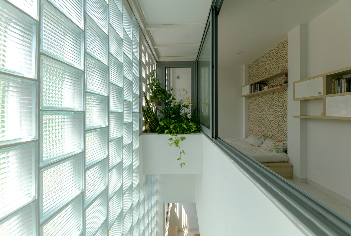 Gạch kính giúp lấy sáng hiệu quả đồng thời bảo sự riêng tư. Ảnh: Thiết Vũ